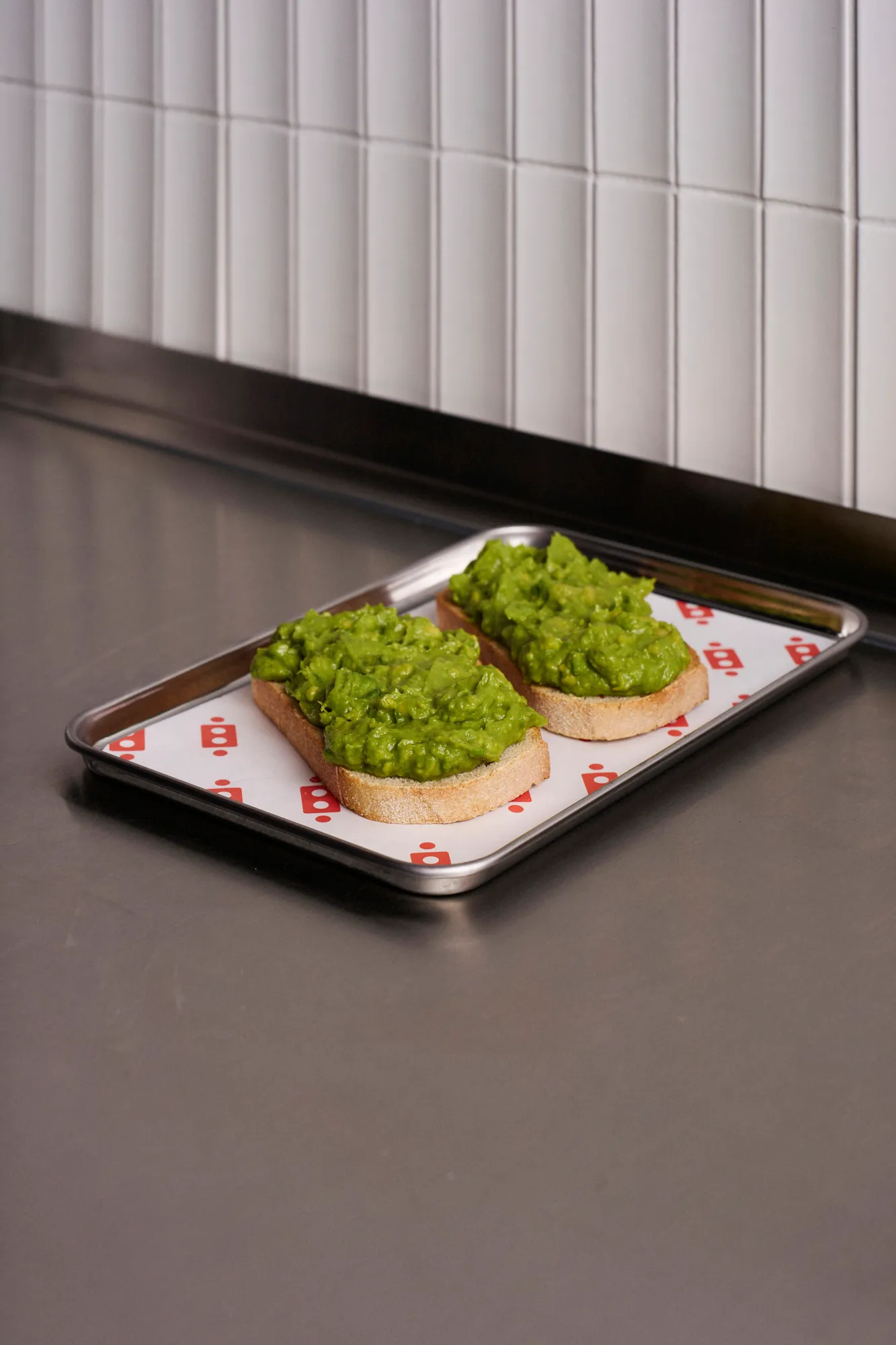Tostada de palta y café en una bandeja Café Tape